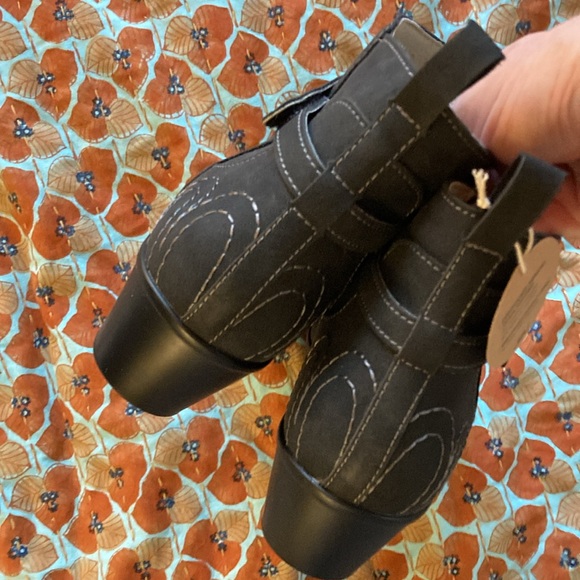 NWT gray JBU booties, size 7.5, vegan leather. Comfortable and stylish. - Picture 13 of 13